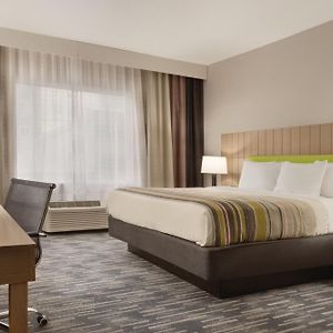 Zimmer mit Kingsize-Bett für Gäste mit Behinderungen